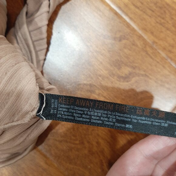 Balletcore Out From Under Urban Outfitters ribbed cut out back crop top - Picture 5 of 9